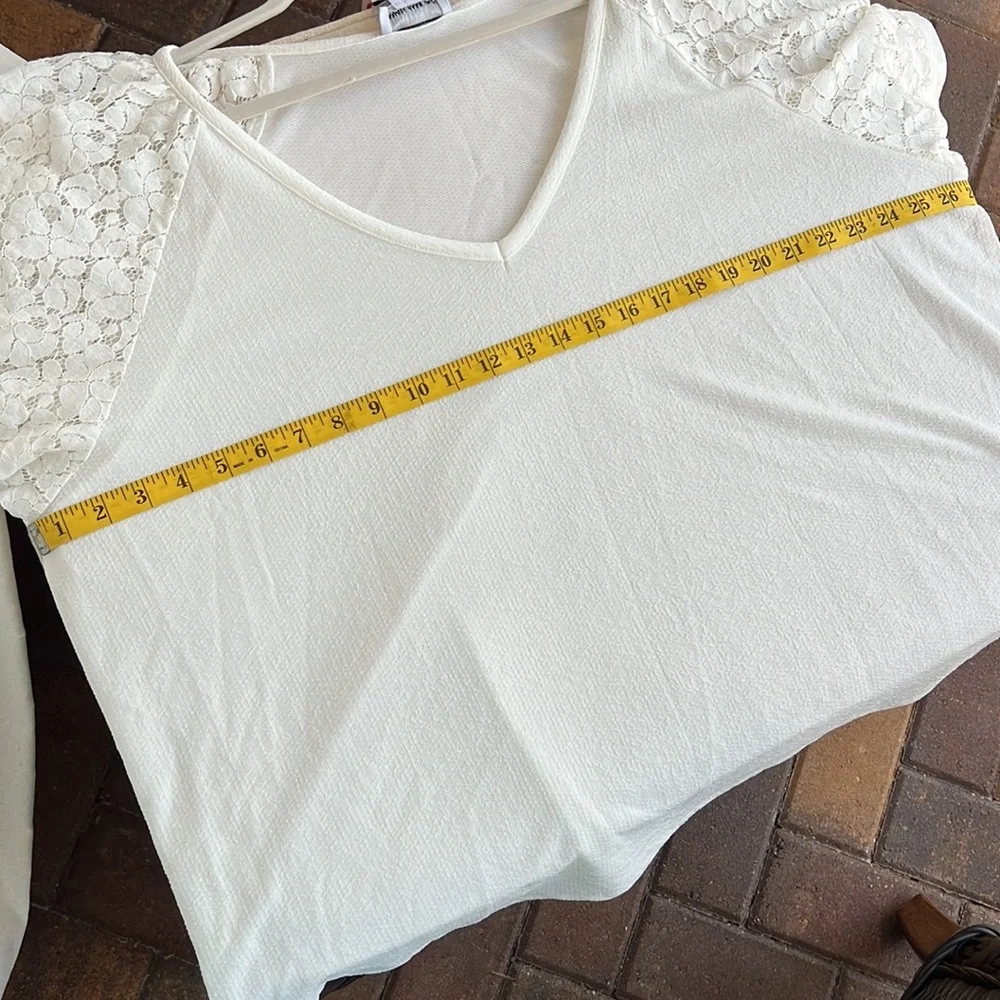CARMEN MARC VALVO 96% rayon Lace sleeve v neck top size 3x